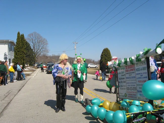 /pictures/ST Pats Float 2009 - No snow our guys keep draging/IMG_1391.jpg